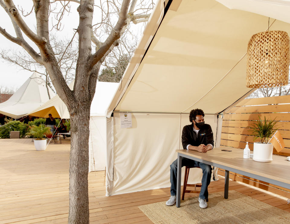 Un espacio al aire libre, llamado Campamento Charleston, que se está probando para reuniones de equipo en el campus de Google en Mountain View, California, el 3 de marzo de 2021. (Cayce Clifford/The New York Times).