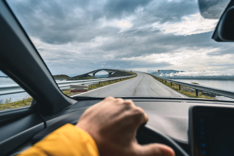 Eine lange Autofahrt kann schön sein, angenehm, wenn dafür ein bequemer Autositz im Wagen ist. (Symbolbild: Getty Images)