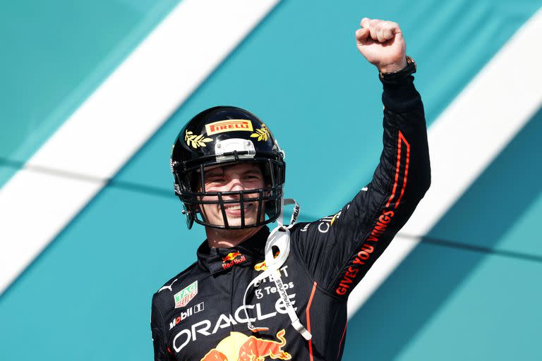 Max Verstappen, un mariscal de campo en la casa de los Miami Dolphins, de la NFL; el neerlandés ganó en el estreno del circuito callejero de Miami y firmó su tercera victoria en cinco carreras en 2022