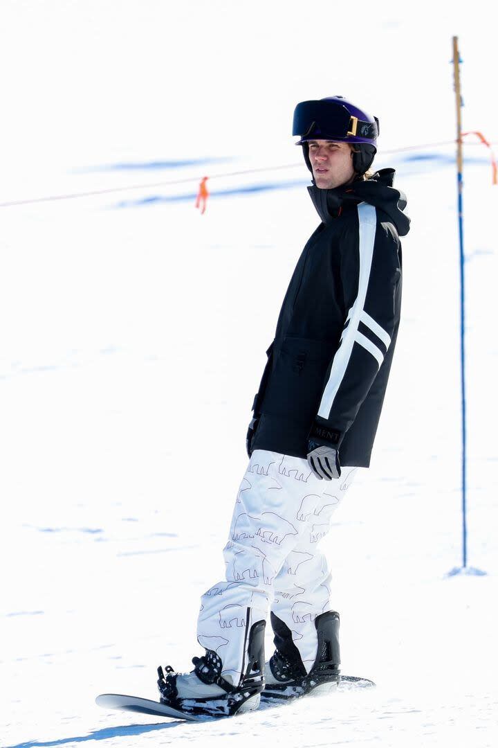Justin Bieber  practicó snowboard durante su escapada nevada en Aspen.