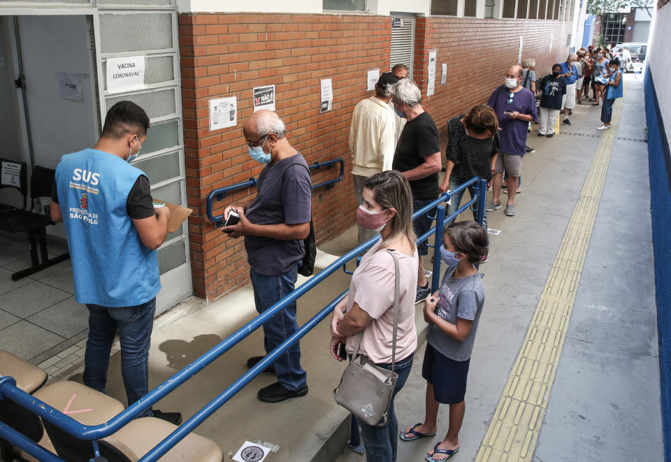 People stand in line to receive the coronavirus vaccine at a vaccination post at the Santa Cecilia Basic Health Unit on March 15 in S&atilde;o Paulo. (Photo: Alexandre Schneider via Getty Images)