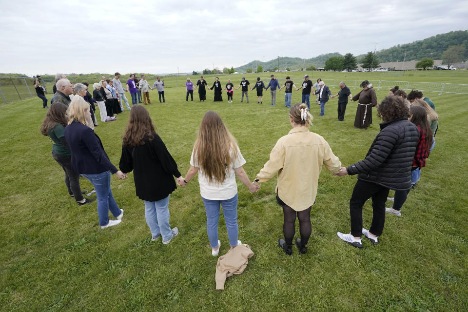 Capital punishment protesters pray on the grounds of Riverbend Maximum Security Institution before the scheduled execution of inmate Oscar Smith, Thursday, April 21, 2022, in Nashville, Tenn. Tennessee Gov. Bill Lee issued a statement Thursday saying he was granting a temporary reprieve to Smith, a 72-year-old inmate. (AP Photo/Mark Humphrey)