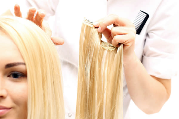 Las extensiones son la manera más rápida de lograr una melena más larga y abundante. – Foto: robertprzybysz/Getty Images