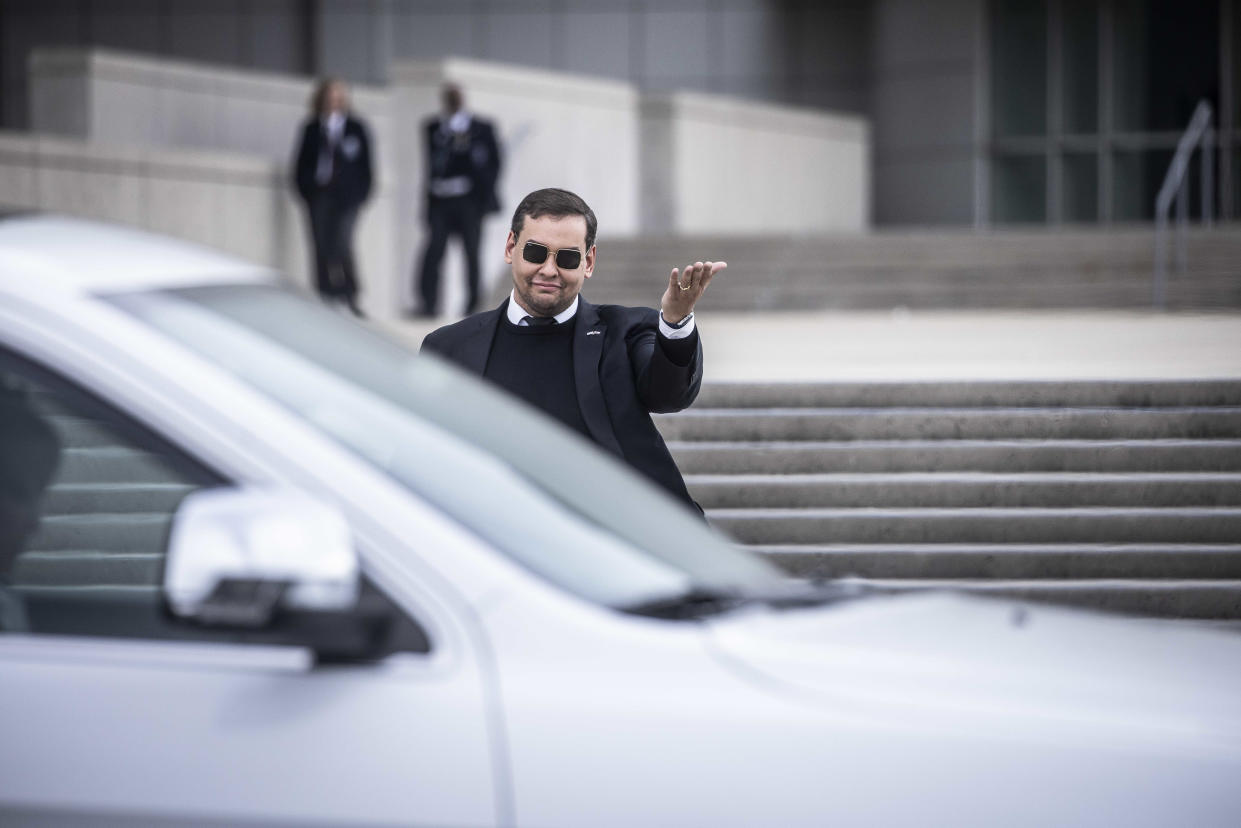 El entonces representante George Santos (republicano por Nueva York) lanza un beso a los manifestantes a su salida del Tribunal de Distrito de EE. UU. en Central Islip, Nueva York, el 27 de octubre de 2023. (Dave Sanders/The New York Times)