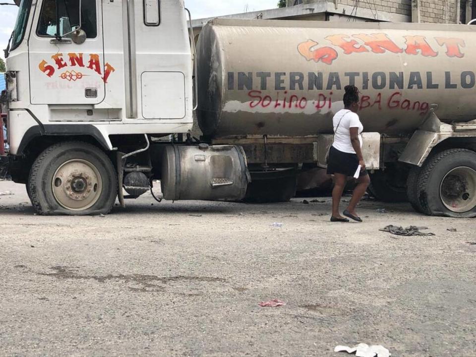 Los abitantes de Puerto Príncipe están haciendo lo que pueden para protegerse de las pandillas violentas. Se están uniendo a la Policía en persecuciones, matando a presuntos pandilleros y bloqueando la entrada a sus comunidades con vehículos. En esta imagen, habitantes del vecindario de Solino, en la capital, escribieron "Solino dice abajo las pandillas". Johnny Fils-Aimé para el Miami Herald
