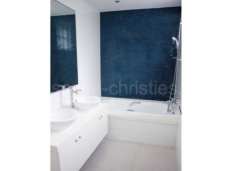 <p>Cuenta con piscina, estacionamiento para dos vehículos y una decoración de los 90.<br><br>Foto: <a rel="nofollow noopener" href="https://www.christiesrealestate.com/spu/venta/detalle/170-l-78241-f1804231108700042/middle-gap-road-24-the-peak-hk" target="_blank" data-ylk="slk:Landscope/Christie’s International Real Estate;elm:context_link;itc:0;sec:content-canvas" class="link ">Landscope/Christie’s International Real Estate</a> </p>