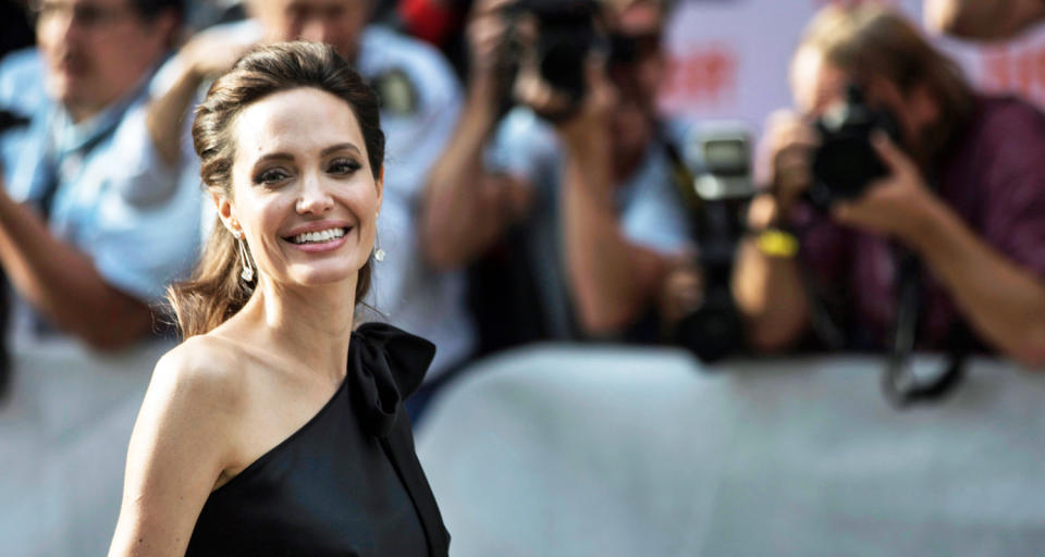 <p>So schön strahlend hat man Angelina Jolie lange nicht mehr gesehen. Die Oscar-Preisträgerin wirkte bei der Premiere ihrer Regiearbeit „First They Killed My Father“ in Toronto geradezu befreit. Vielleicht auch, weil der UNO-Sonderbotschafterin das Thema des Films persönlich sehr viel bedeutet: Die Verfilmung der Autobiografie von Loung Ung erzählt von den Gräueln, die die kambodschanische Menschenrechtsaktivistin als Kind unter den Roten Khmer erleben musste. (Bild: AP Photo) </p>
