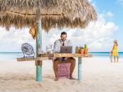 No, no es un sketch de humor. Se trata de una de las fotos con las que el Boardwalk Boutique Hotel de Aruba, una isla caribeña perteneciente a Países Bajos, promociona su campaña en la que ofrece a sus huéspedes la posibilidad de teletrabajar desde sus instalaciones paradisíacas. (Foto: <a href="http://www.boardwalkaruba.com/en/blog/creating-work-stations-amazing-views" rel="nofollow noopener" target="_blank" data-ylk="slk:Boardwalk Aruba;elm:context_link;itc:0;sec:content-canvas" class="link ">Boardwalk Aruba</a>).