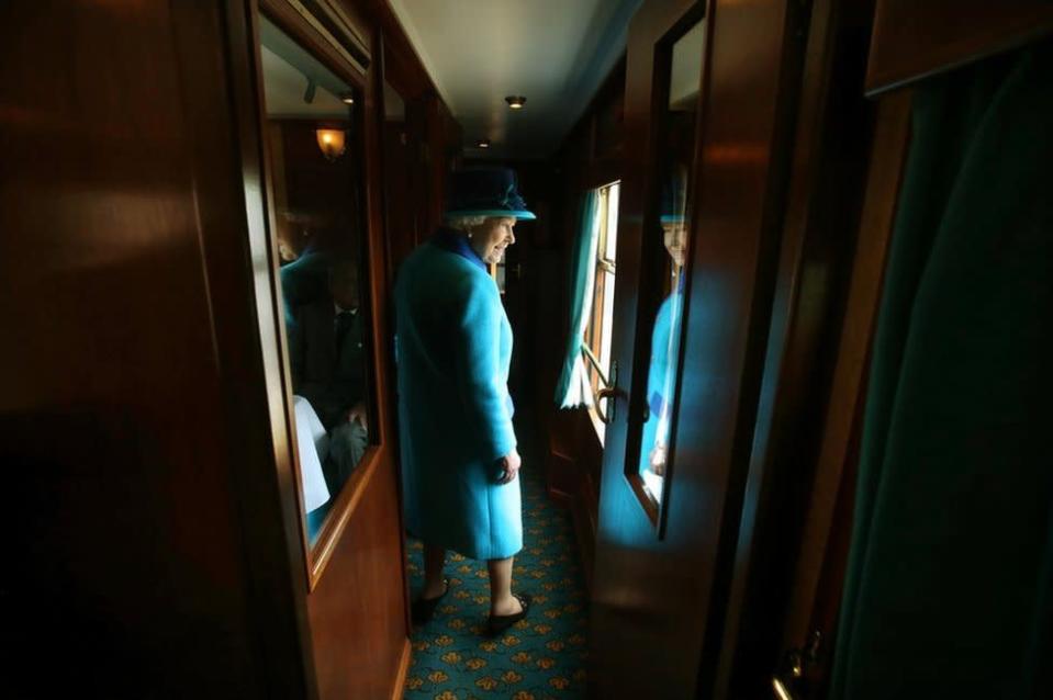 英國女王伊麗莎白二世，在她成為英國在位時間最長的君主之日，在蘇格蘭火車上