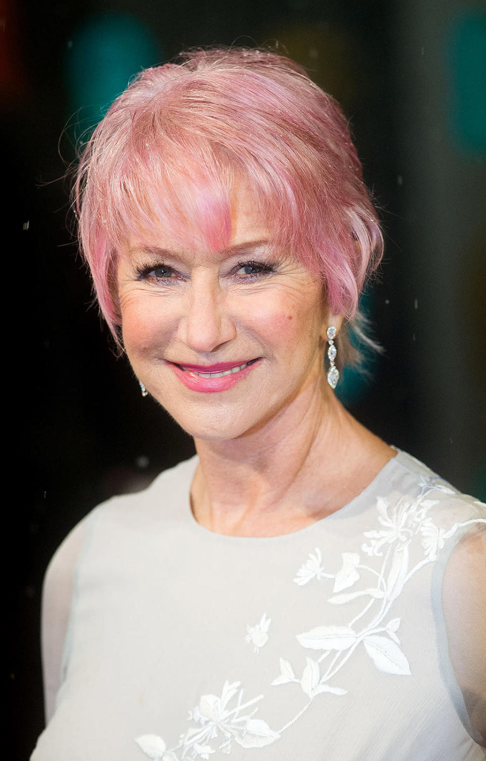 <p>L'actrice âgée de 70 ans prouve que les mèches roses ne sont pas incompatibles avec un style fun et habillé. <i>(Photo : Getty)</i></p>