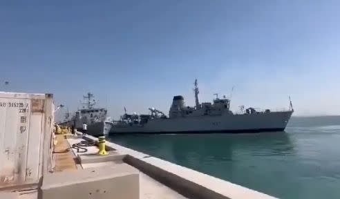 英國皇家海軍2艘駐紮在巴林的軍艦，20日發生碰撞事故。（翻攝自@Sprinter99800 X）