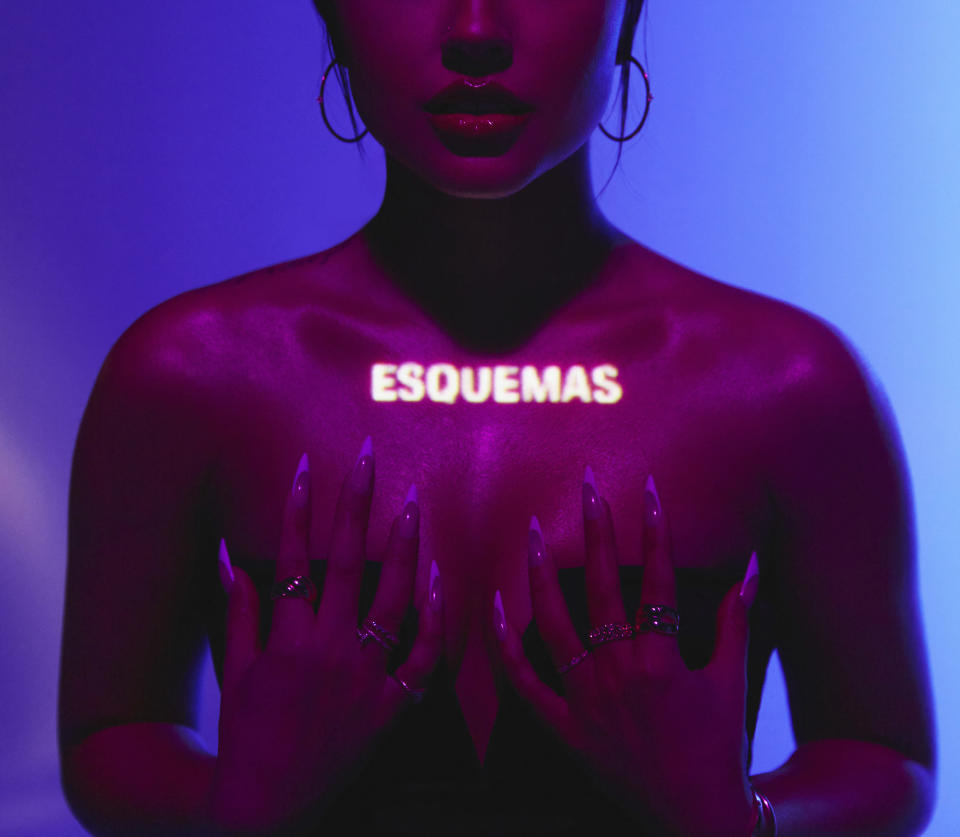 En esta imagen difundida por Sony Music, la portada del nuevo álbum de Becky G, "Esquemas", lanzando el viernes 13 de mayo de 2022. (Sony Music vía AP)