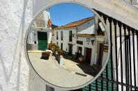 El pueblo destaca igualmente por sus calles con escaleras, repletas de macetas con flores, sus cuestas empinadas y su arquitectura popular morisca de casa blancas. (Foto: Getty Images).