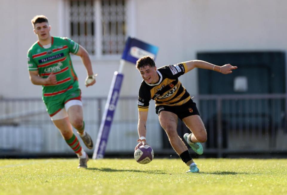 South Wales Argus: LIVELY: Che Hope raced over for Newport in the first half