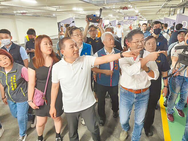 新北市板橋五權公園地下停車場完工，市長侯友宜（前排中）5日前往視察。（王揚傑攝）