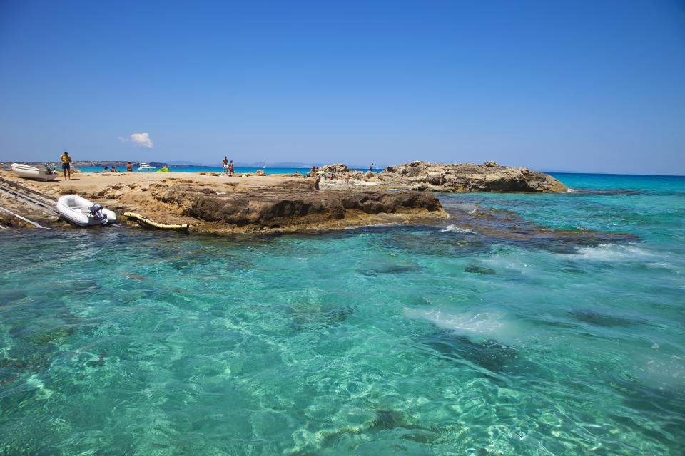 La isla pitiusa se ha convertido en uno de los destinos turísticos favoritos tanto de españoles como de extranjeros, que vienen atraídos por sus acantilados y sus playas. (Foto: Getty Images).