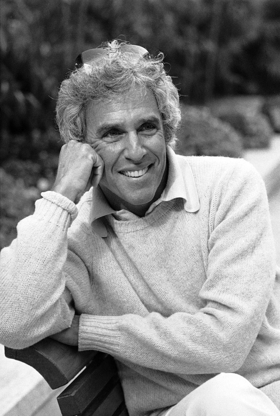 ARCHIVO - El compositor Burt Bacharach durante una entrevista en Los Angeles el 9 de julio de 1979. Bacharach murió el 8 de febrero de 2023 en su casa en Los Angeles, dijo su publicista. Tenía 94 años. (Foto AP/Huynh, archivo)