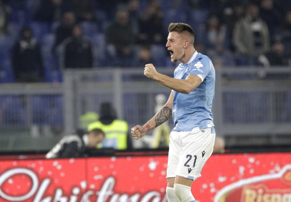 Sergej Milinkovic-Savic festeja tras anotar el segundo gol de la Lazio en el partido ante Juventus por la Serie A de Italia, el sábado 7 de diciembre de 2019. (AP Foto/Gregorio Borgia)