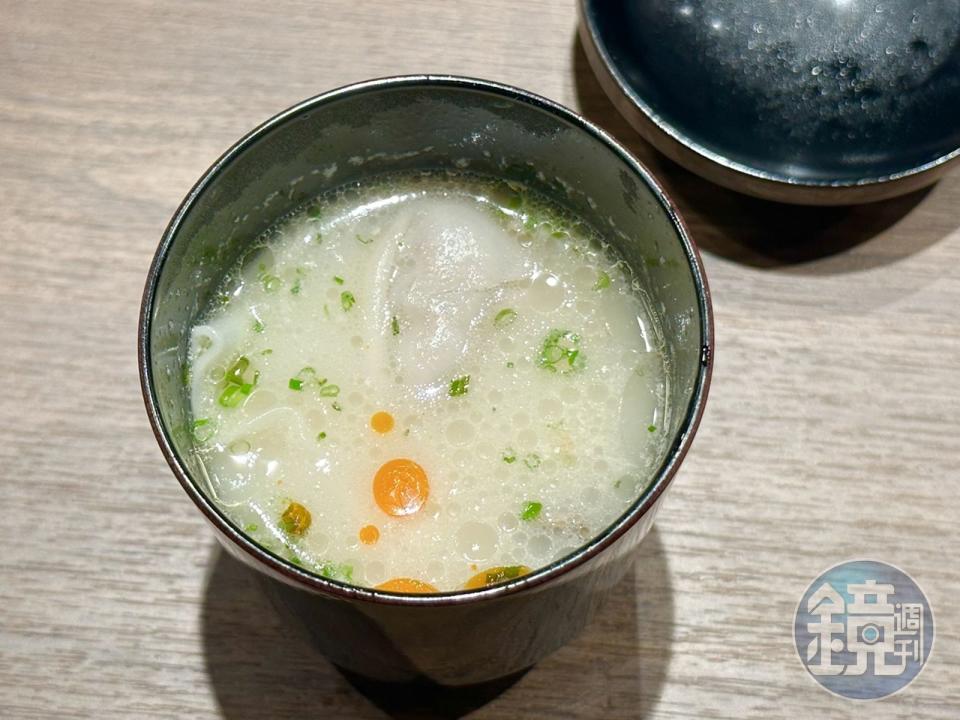 「牛尾湯」風味介於清爽到濃郁之間，還吃得到和牛餛飩。