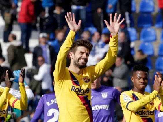 Pique applauds the Barcelona fans (AP)