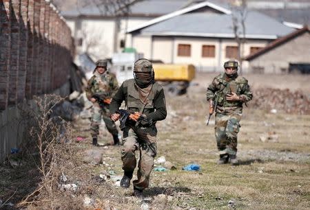 Indian army soldiers run to take their positions near the site of a gun battle between Indian security forces and militants on the outskirts of Srinagar February 21, 2016. REUTERS/Danish Ismail