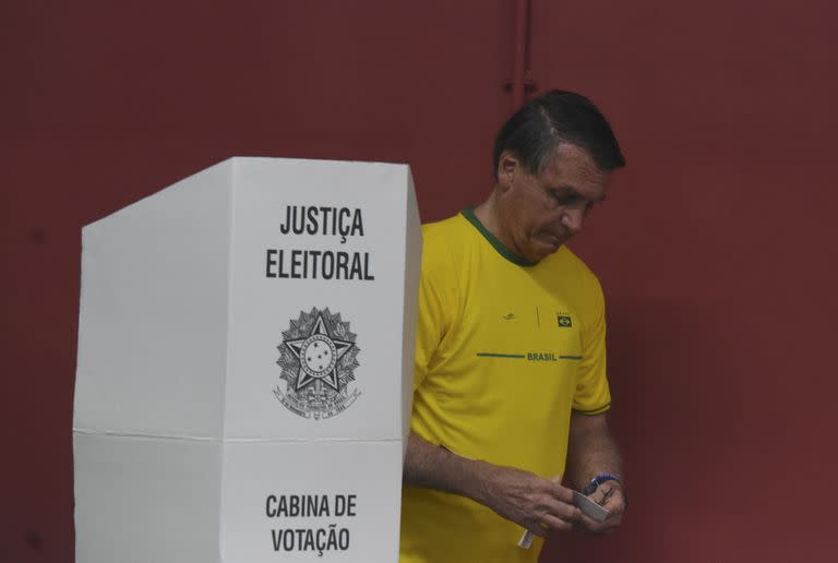 El presidente Jair Messias Bolsonaro, candidato a la reelección a presidente de Brasil, vota en la escuela municipal Rosa da Fonseca, en Vila Militar Marechal Hermes, zona norte de la ciudad