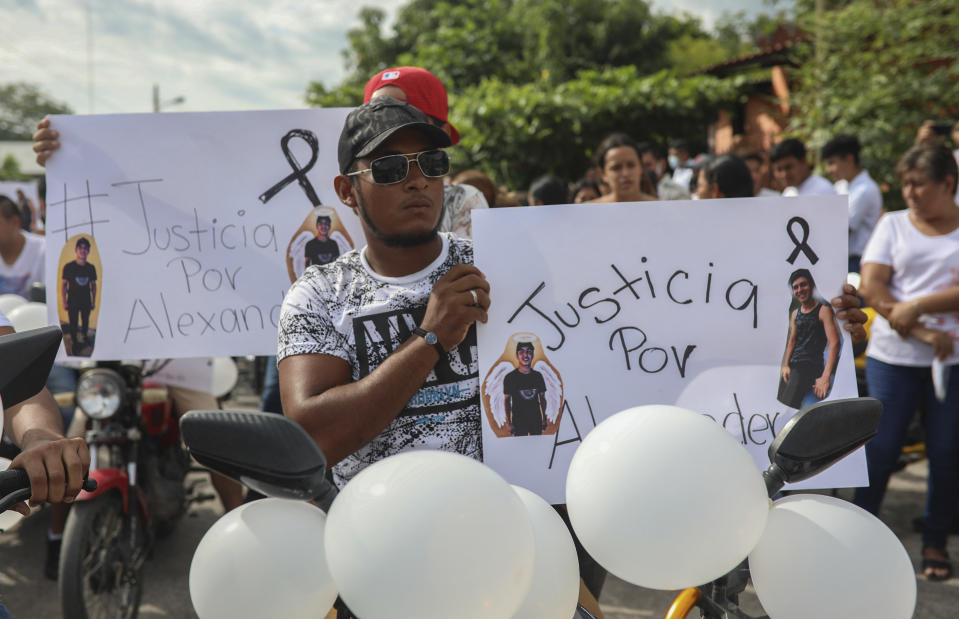 Alexander Martínez's friends carry signs that read in Spanish "Justice for Alexander" during his funeral in Acatlan de Perez Figueroa, Mexico, Thursday, June 11, 2020. Hundreds of residents of this town in southern Mexico bid farewell amid anger and tears Thursday to a 16-year-old Mexican-American boy shot dead by local police. (AP Photo / Felix Marquez)