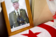 <p>Ein Verwandter des getöteten Anis Ouerghemmi steht vor dem Sarg des Soldaten. Ouerghemmi und sechs weitere Soldaten der tunesischen Nationalgarde wurden bei einem Angriff auf ihren Posten an der tunesisch-algerischen Grenze getötet. (Bild: AP Photo/Hassene Dridi) </p>