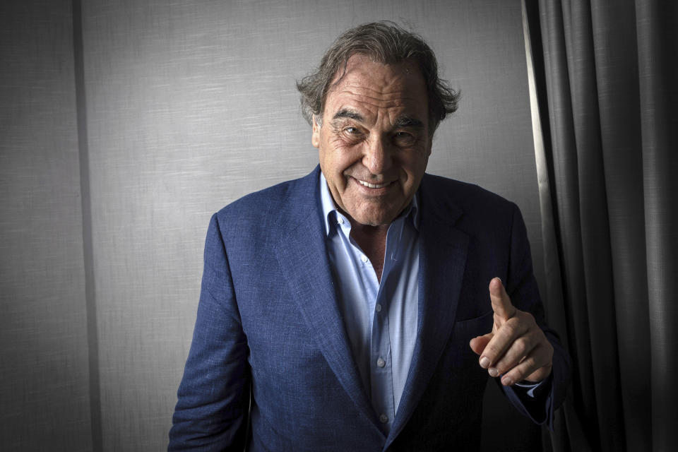 Oliver Stone posa con motivo del estreno de "JFK Revisited: Through the Looking Glass" en el Festival de Cine de Cannes, en el sur de Francia, el domingo 11 de julio de 2021. (Foto por Vianney Le Caer/Invision/AP)