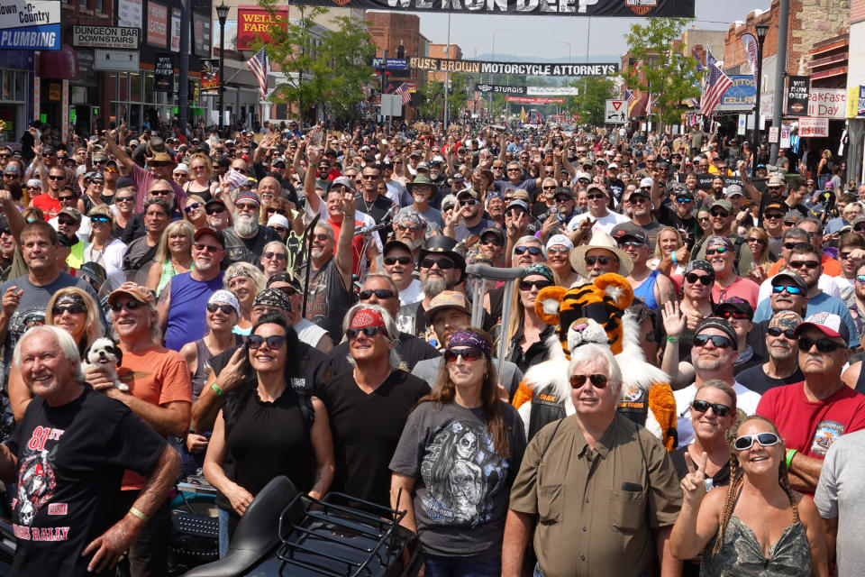 Una muchedumbre de entusiastas del motociclismo se reunió en Sturgis, Dakopta del Sur, del 6 al 15 de agosto. El uso de mascarillas y el distanciamiento, medidas para mitigar el contagio de covid-19, fueron con frecuencia ignoradas. (Photo by Scott Olson/Getty Images)