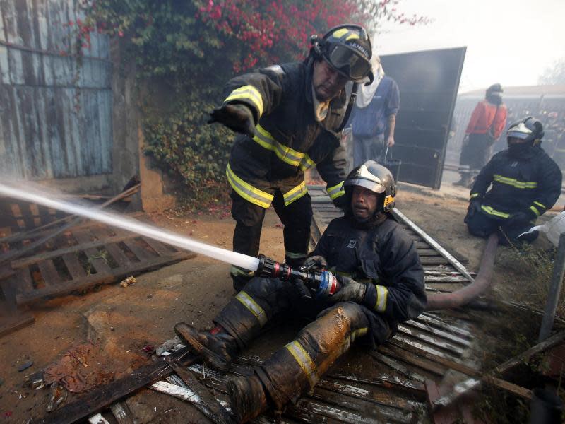 Neben sechs Flugzeugen und 14 Hubschraubern waren auch 1250 Feuerwehrleute im Einsatz. Foto: Felipe Trueba