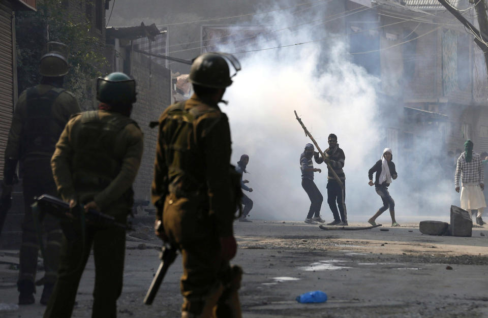 Clashes on Srinagar outskirts