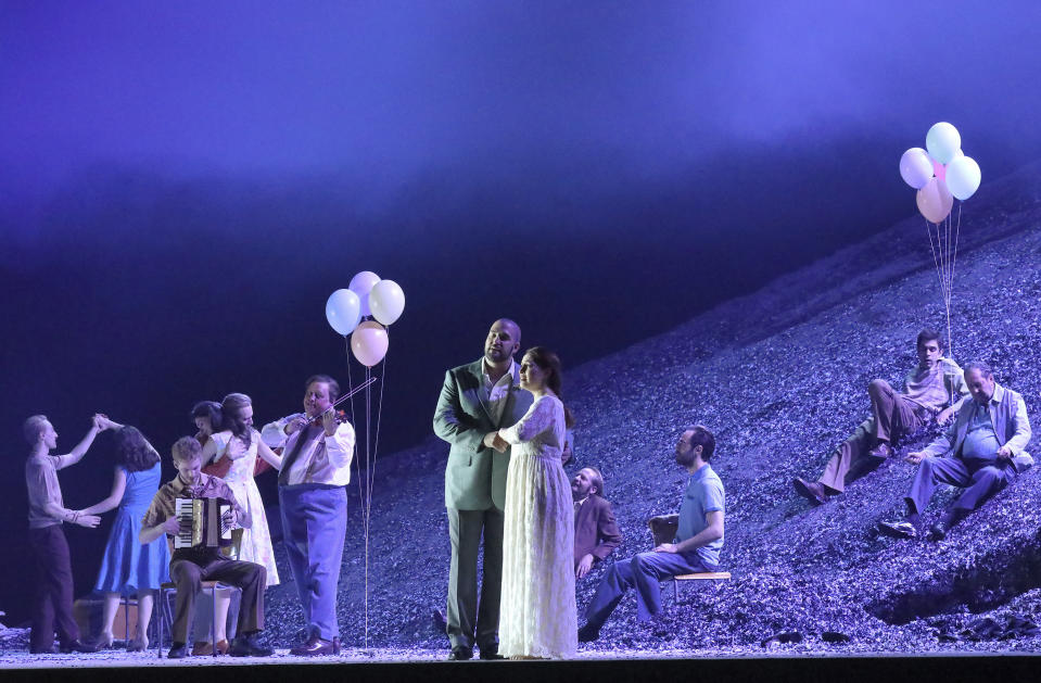 En esta imagen proporcionada por la Ópera Estatal de Baviera el tenor Brian Jagde, cento izquierda, y la soprano Elena Stikhina, centro a la derecha, durante una ensayo de "Aida" de Verdi con un montaje de Damiano Michieletto para la Ópera Estatal de Baviera en Munich, Alemania. (Wilfried Hösl/Bavarian State Opera vía AP)