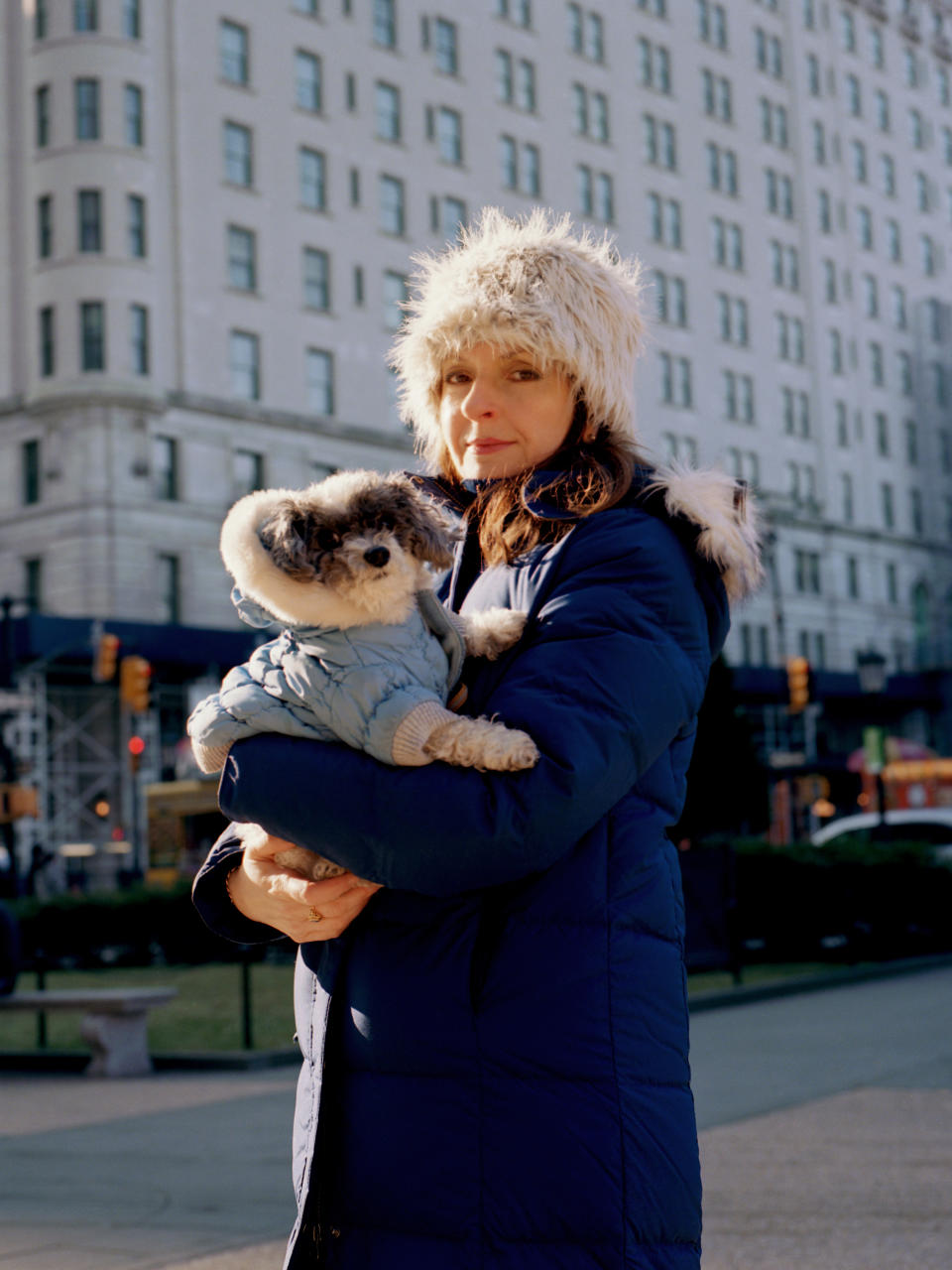 Valerie Gilbert, quien publica decenas de veces al día en Facebook para promover QAnon, con su perro, Milo, en Nueva York, el 12 de enero de 2021. (Meghan Marin/The New York Times)