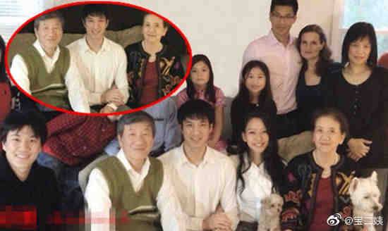 王力宏在11月30日曬出的全家福照中，李靚蕾疑似是被P圖上去。（圖／翻攝自寶二姨微博）