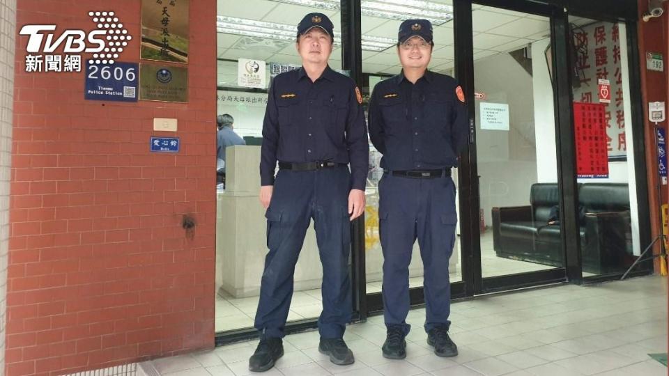 天母派出所警員林建銘（左）、杜縣霖聯手搶救輕生民眾。（圖／TVBS）