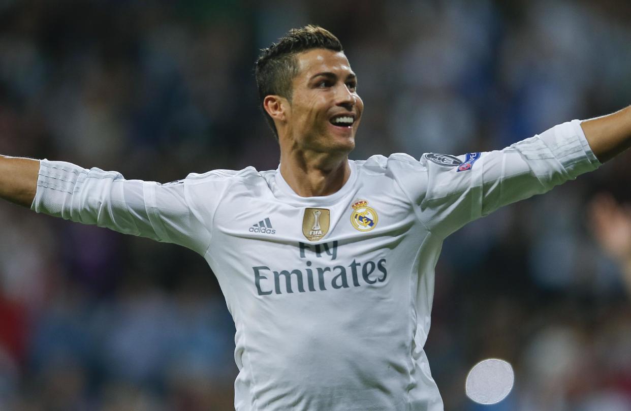 Cristiano Ronaldo, del Real Madrid, celebra luego de anotar su tercer gol en el partido contra el Shakhtar Donetsk, correspondiente a la Liga de Campeones de Europa y realizado el martes 15 de septiembre de 2015 (AP Foto/Paul White)