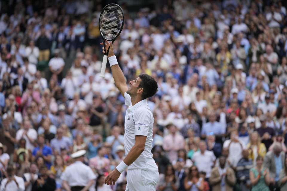 Novak Djokovic celebra tras derrotar a Cristian Garín en la cuarta ronda del torneo de Wimbledon, el lunes 5 de julio de 2021, en Londres. (AP Foto/Kirsty Wigglesworth)
