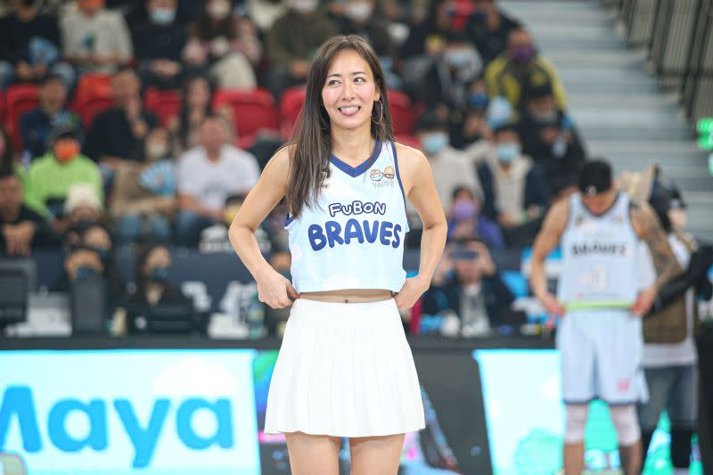 ▲日本NBA女記者宮河麻耶今(17)日來到富邦勇士主場開球。（圖／葉政勳攝）