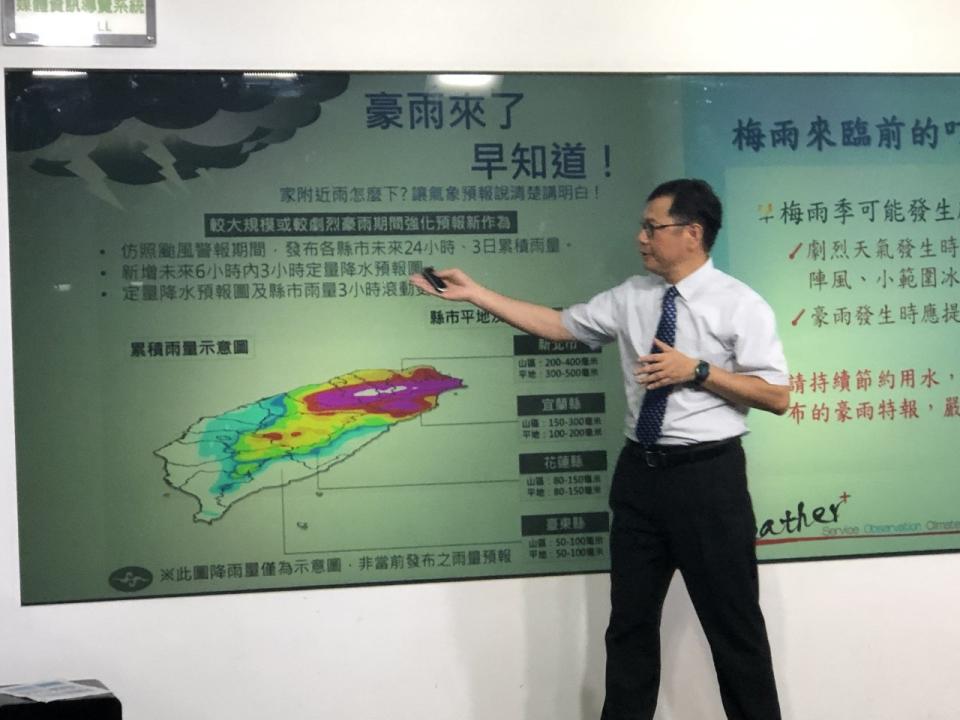 氣象預報中心主任呂國臣30日宣布，將於今年梅雨季開始，首度比照颱風警報規格，提升豪雨預報等級。(吳琍君攝)