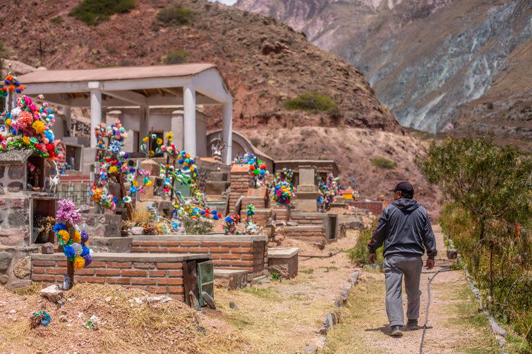 Arriba del pueblo, en el lugar más elevado, está el cementerio