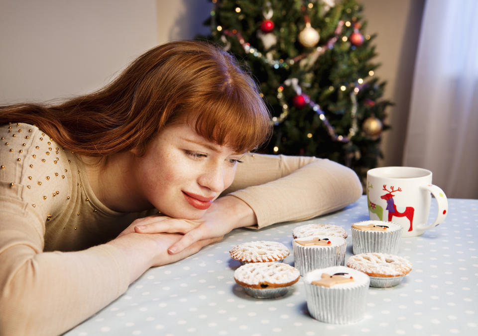 <p>C’est tentant de commencer à profiter des bons petits plats festifs dès que la première fenêtre du calendrier de l’avent est ouverte, mais trop manger, trop tôt contribue aux ballonnements. « Essayez de garder vos habitudes alimentaires habituelles ou assurez-vous de changer vos habitudes de manière saine, au lieu de vous contenter d’ajouter des calories. Si vous ne pouvez pas résister à un petit morceau de bûche, essayez de rééquilibrer un peu la journée en oubliant par exemple vos snacks habituels du matin, comme des biscuits et des chips, avant le déjeuner », recommande Dr Emma Derbyshire, nutritionniste en santé publique pour <a rel="nofollow noopener" href="http://www.seasonalberries.co.uk/" target="_blank" data-ylk="slk:http://www.seasonalberries.co.uk/;elm:context_link;itc:0;sec:content-canvas" class="link ">http://www.seasonalberries.co.uk/</a><br> [Photo : Getty] </p>