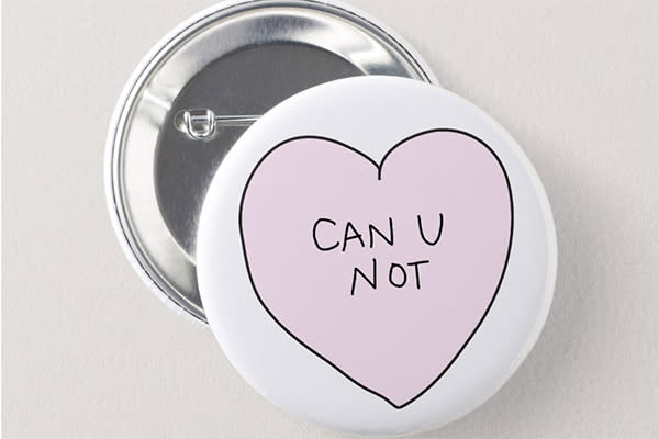 <p>Aunque odie San Valentín, regálale este pin de corazón con un claro mensaje: “No puedes”. Así alejará a toda persona que intente, por leve que sea, agregarle algo de dulzura a su día. Es también de <em>Zazzle</em>, y cuesta 3.60 dólares. Foto: <em><a rel="nofollow noopener" href="https://www.zazzle.com/pin_redondo_de_2_pulgadas_corazon_descarado_puede_u_no-145083146460261419?lang=es" target="_blank" data-ylk="slk:zazzle.com;elm:context_link;itc:0;sec:content-canvas" class="link ">zazzle.com</a></em> </p>