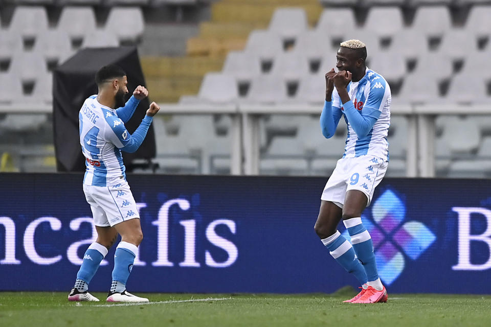 Victor Osimhen (derecha) celebra con su compañero Lorenzo Insigne tras anotar el segundo gol del Napoli ante Torino en el partido por la Serie A italiana, el lunes 26 de abril de 2021. (Fabio Ferrari/LaPresse vÍA AP)