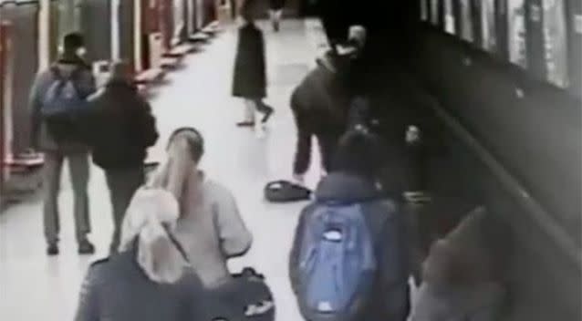 The teen bravely helped the boy back onto the platform. Source: ATM Italy