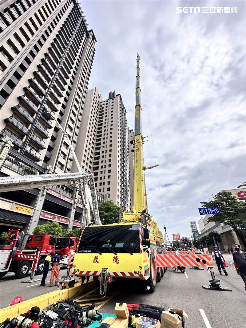 吊車大王也前來救援，啟德起重機也只能到15樓，而該棟大樓有28樓，造成搜救困難。（圖／記者羅欣怡攝影）