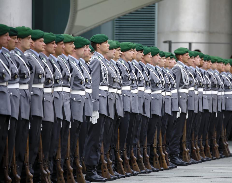 <p>Vor sieben Jahren wurde die allgemeine Wehrpflicht in Deutschland abgeschafft. Seitdem ist die deutsche Bundeswehr ein Berufsheer, hat allerdings Schwierigkeiten, neues Personal zu rekrutieren. Aus diesem Grund brachten einige CDU-Funktionäre die Wiedereinführung der Wehrpflicht ins Spiel – was allerdings nicht nur von den anderen Fraktionen, sondern auch der eigenen Partei kritisiert wurde. „Eine allgemeine Wehrpflicht alten Zuschnitts hilft uns bei den aktuellen sicherheitspolitischen Herausforderungen nicht weiter“, so der verteidigungspolitische Sprecher der Unionsfraktion im Bundestag Henning Otte. Generalsekretärin Annegret Kramp-Karrenbauer räumt dieser Frage eine gewichtige Rolle im Parteiprogramm ein. Bereits zum CDU-Parteitag im Herbst soll eine parteiinterne Entscheidung zu diesem Thema fallen. (Bild: Janine Schmitz/Photothek via Getty Images) </p>