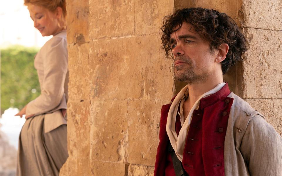 Aktuell ist Peter Dinklage als Cyrano im gleichnamigen Musicaldrama zu sehen, in der seine Figur in Roxanne (Haley Bennett) verliebt ist. (Bild: 2021 Metro-Goldwyn-Mayer Pictures Inc.)