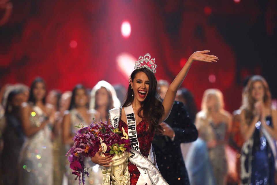 Bangkok (Thailand), 16/12/2018.- The new Miss Universe 2018 Catriona Gray of the Philippines jubilates after being crowned during the Miss Universe 2018 beauty pageant at Impact Arena in Bangkok, Thailand, 17 December 2018. Women representing 94 nations will participate in the 67th Miss Universe 2018 beauty pageant in Bangkok. (Filipinas, Tailandia) EFE/EPA/RUNGROJ YONGRIT EDITORIAL USE ONLY