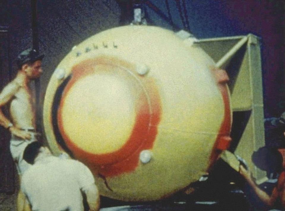 Foto de la bomba atómica de plutonio "Fat Man" a inicios de 1945.
